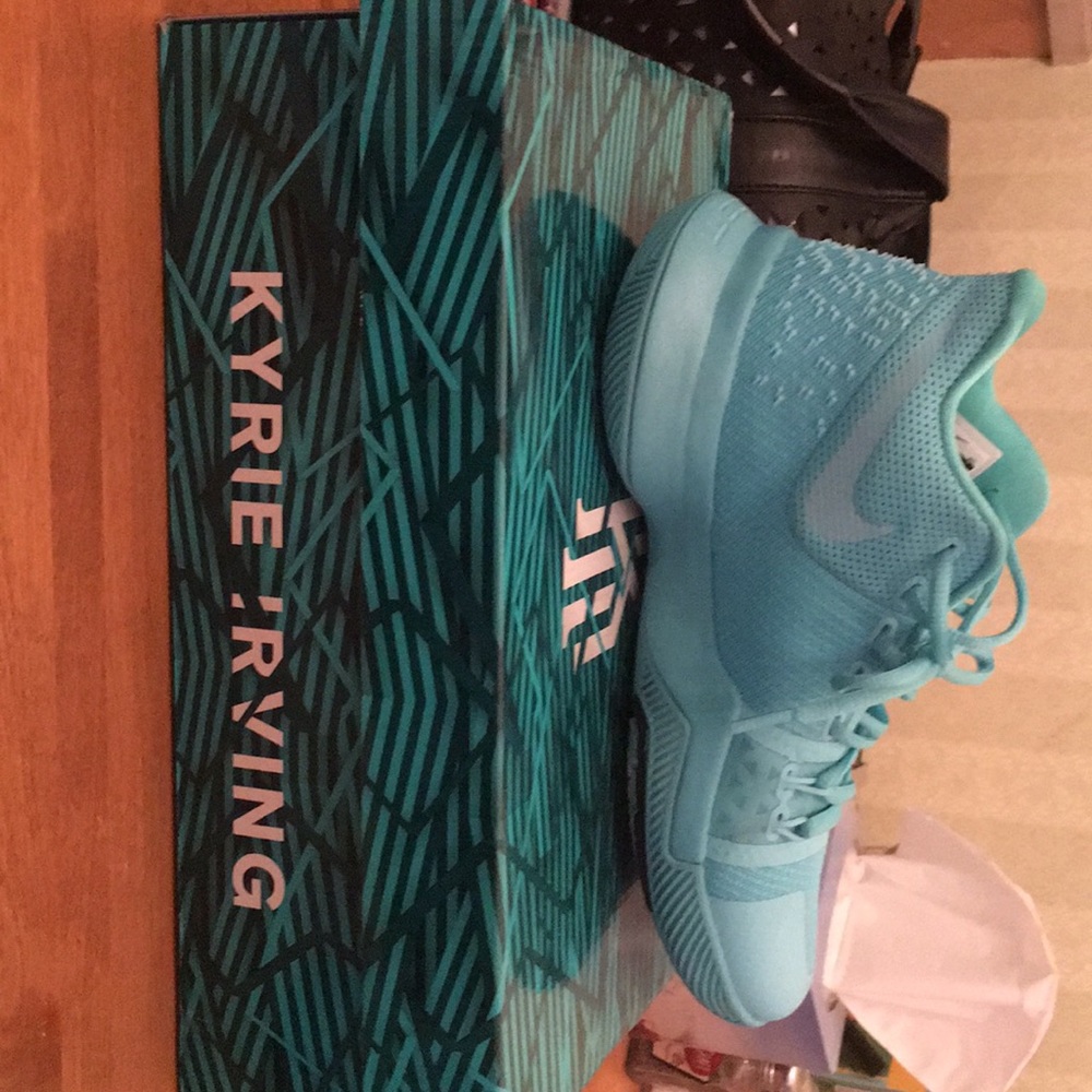 Kyrie 3 men’s sneakers.size 7.5. Worn once